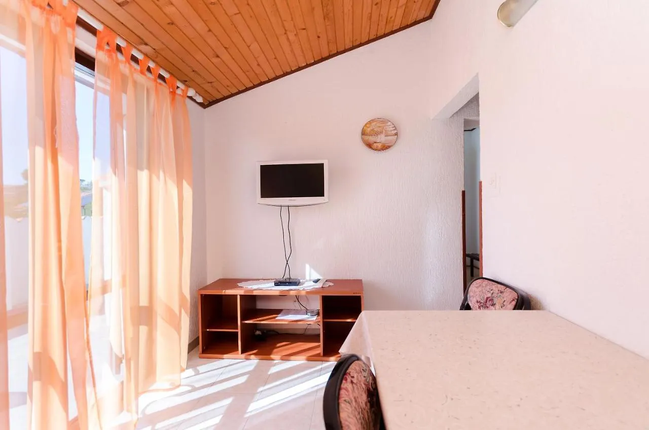 Apartments Ljubica J  Lopar