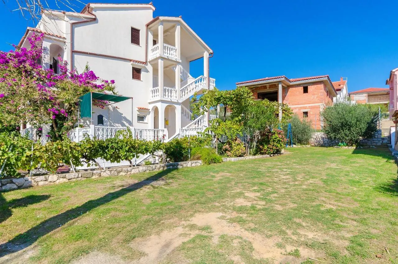 Apartments Ljubica J  Lopar