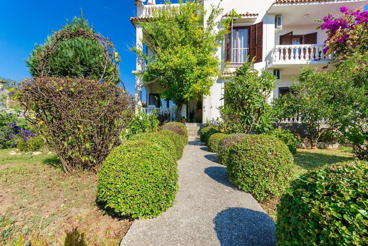 Apartments Ljubica J 0*, Lopar