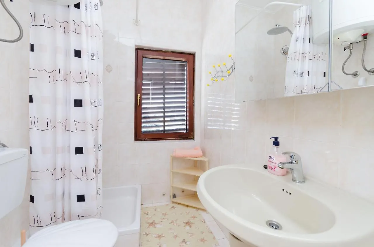 Apartments Ljubica J 0*, Lopar