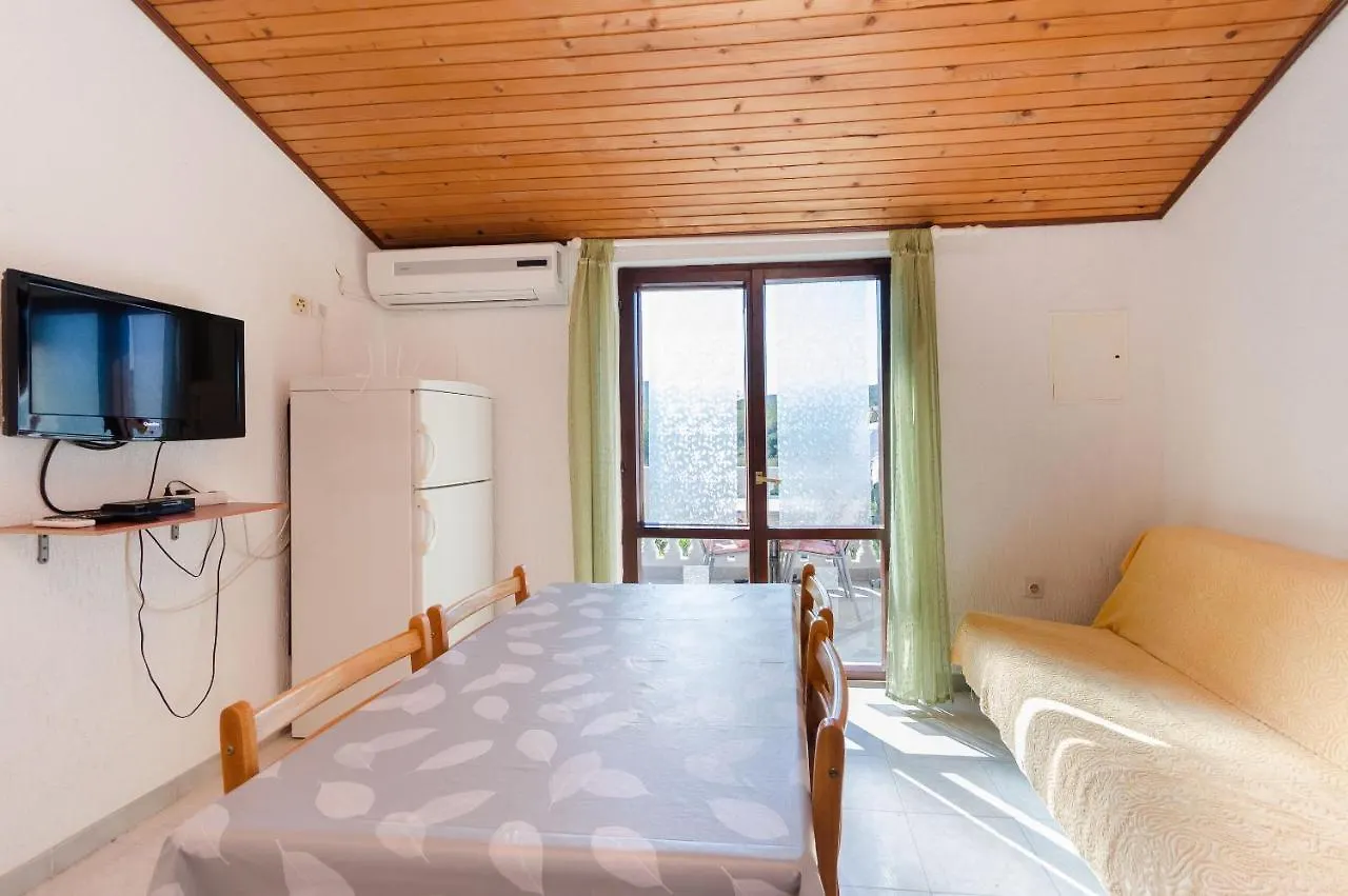 Apartments Ljubica J 0*, Lopar
