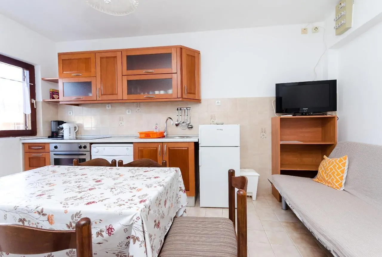 Apartments Ljubica J  Lopar