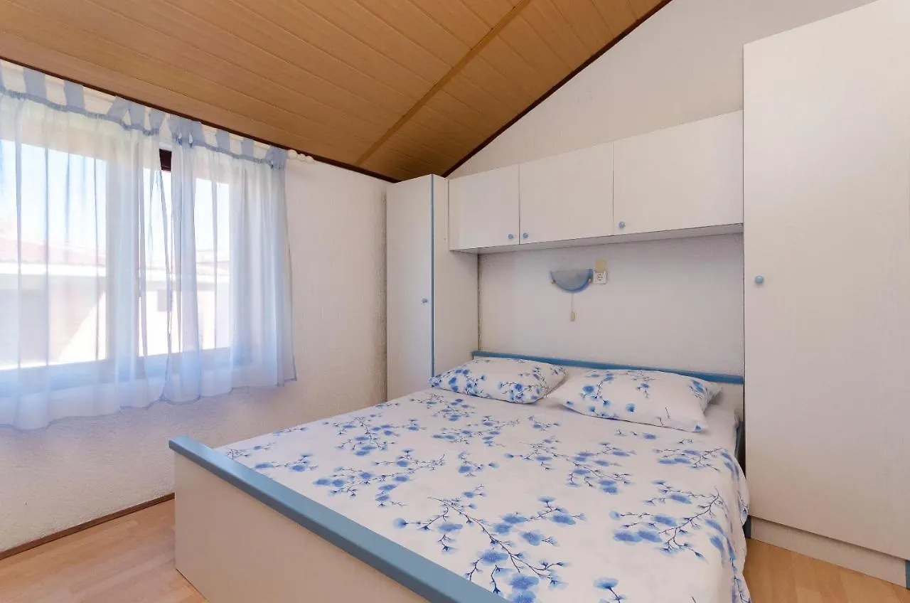 Apartments Ljubica J  Lopar